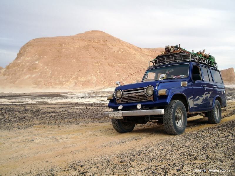 Off-road Toyota v egyptské Bílé poušti