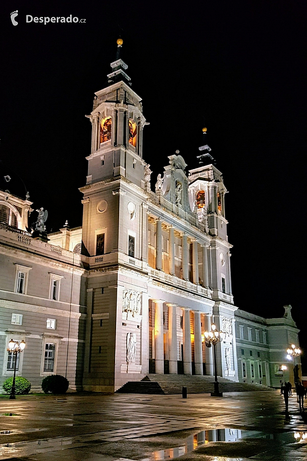 Katedrála Panny Marie Almudenské v Madridu (Španělsko)