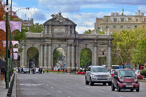 Puerta de Alcalá v Madridu (Španělsko)