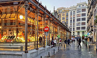 Tržiště Mercado de San Miguel v Madridu (Španělsko)