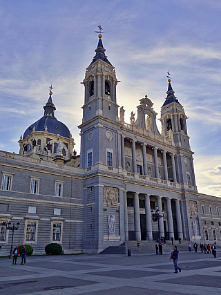 Katedrála Panny Marie Almudenské v Madridu (Španělsko)