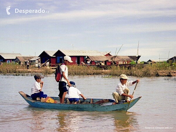 Plovoucí vesnice na jezeře Tonlésap (Kambodža)