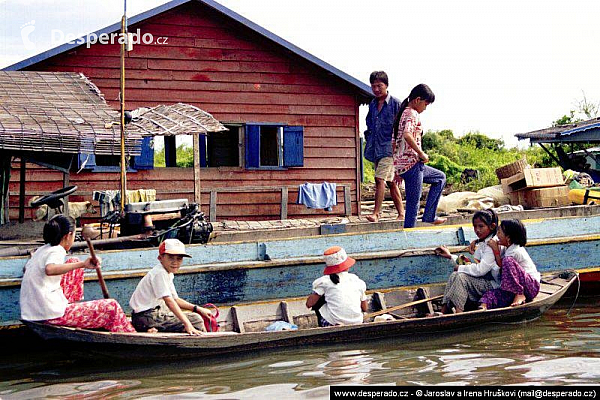 Plovoucí vesnice na jezeře Tonlésap (Kambodža)