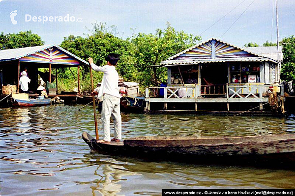 Plovoucí vesnice na jezeře Tonlésap (Kambodža)