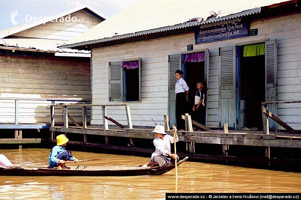 Plovoucí vesnice na jezeře Tonlésap (Kambodža)