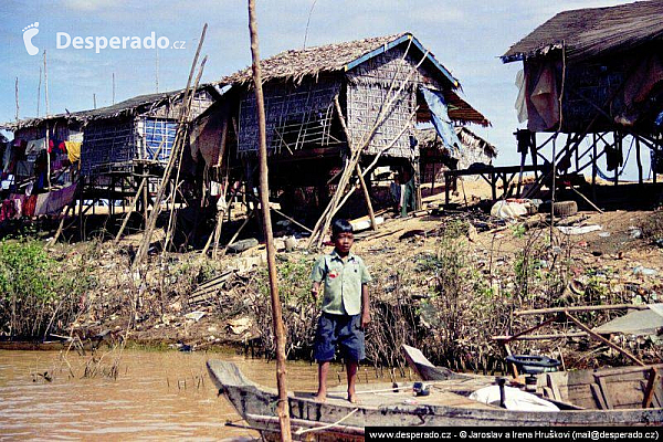 Plovoucí vesnice na jezeře Tonlésap (Kambodža)