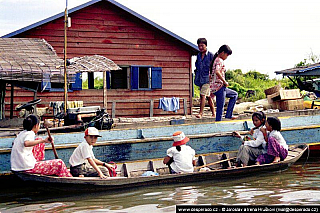 Plovoucí vesnice na jezeře Tonlésap (Kambodža)
