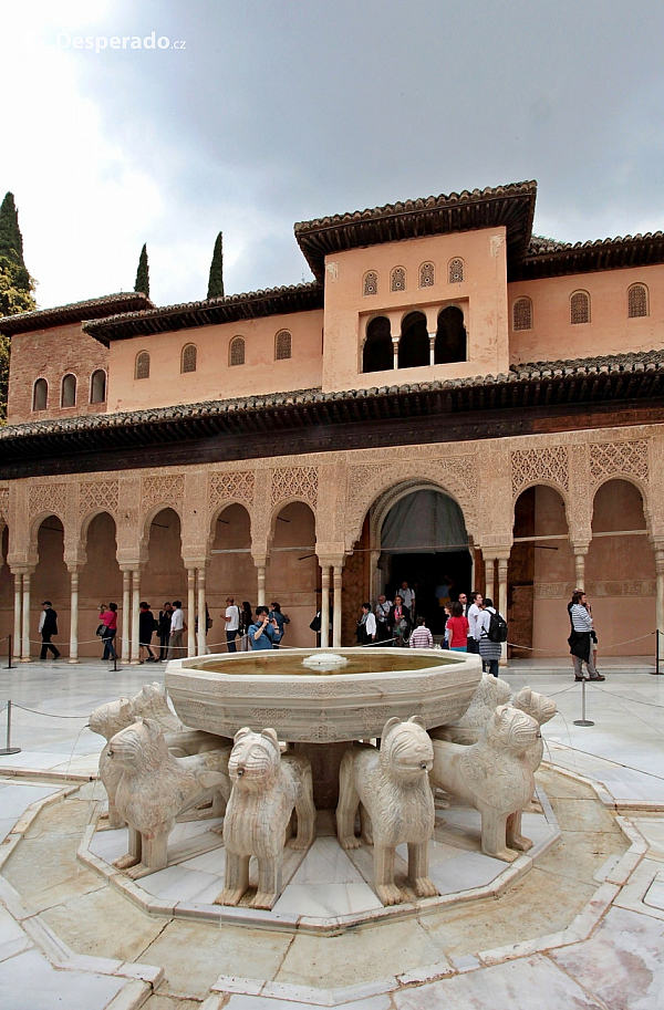 Alhambra - středověký komplex paláců a pevností nad Granadou (Andalusie - Španělsko)