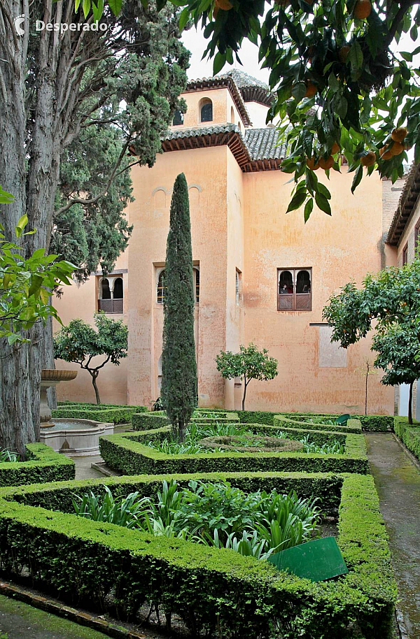 Alhambra - středověký komplex paláců a pevností nad Granadou (Andalusie - Španělsko)