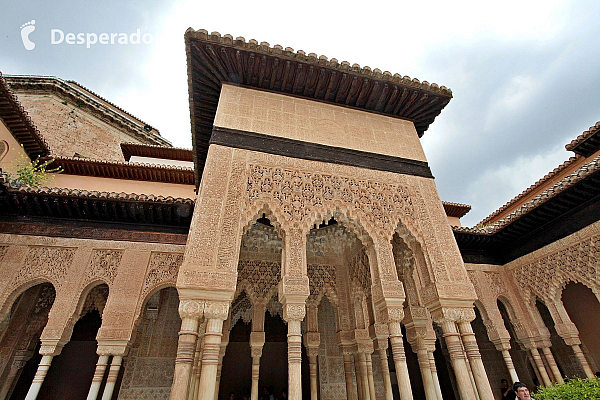 Alhambra - středověký komplex paláců a pevností nad Granadou (Andalusie - Španělsko)