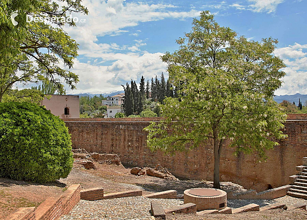 Alhambra - středověký komplex paláců a pevností nad Granadou (Andalusie - Španělsko)