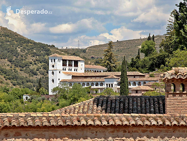 Alhambra - středověký komplex paláců a pevností nad Granadou (Andalusie - Španělsko)