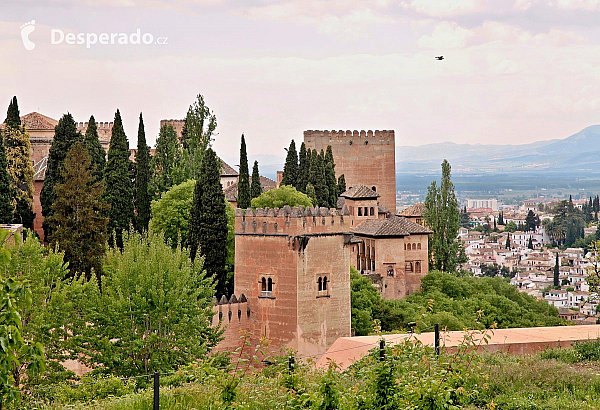 Alhambra - středověký komplex paláců a pevností nad Granadou (Andalusie - Španělsko)