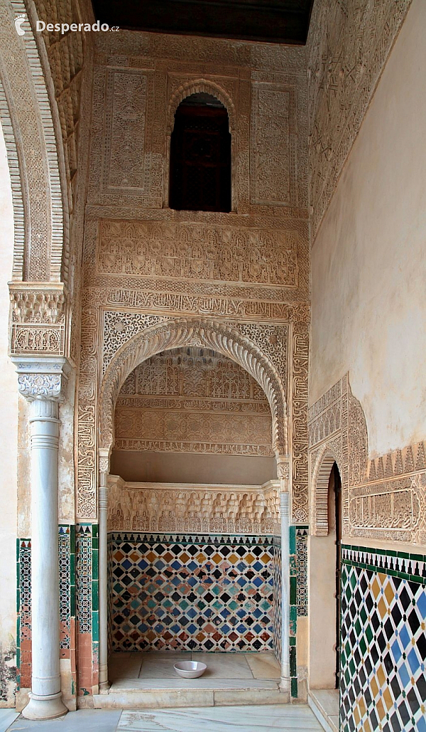 Alhambra - středověký komplex paláců a pevností nad Granadou (Andalusie - Španělsko)