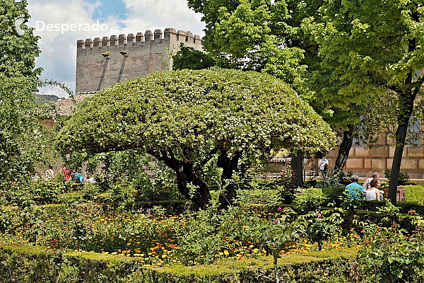 Alhambra - středověký komplex paláců a pevností nad Granadou (Andalusie - Španělsko)