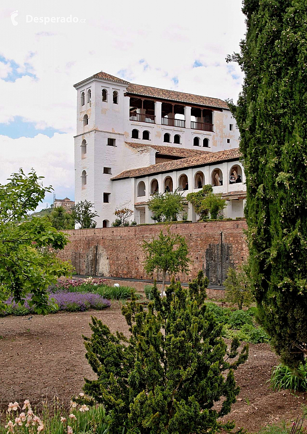 Alhambra - středověký komplex paláců a pevností nad Granadou (Andalusie - Španělsko)