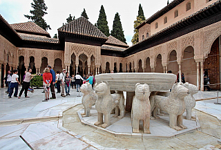 Alhambra - středověký komplex paláců a pevností nad Granadou (Andalusie - Španělsko)