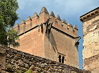 Alhambra - středověký komplex paláců a pevností nad Granadou (Andalusie - Španělsko)