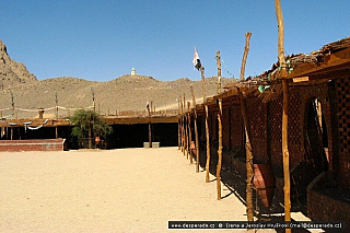 Pokud vás omrzí ležení na pláži, můžete vyrazit na čtyřkolkách do pouště a navštívit berberskou vesnici. Jedná se ovšem o imitaci vesnice, která je zde vytvořena pro turisty.