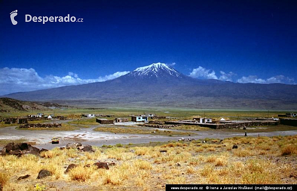 Hora Ararat z turecké strany poblíž Doğubayazıt (Turecko)