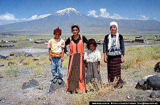 Děti ve vesnici poblíž Doğubayazıt (Turecko)