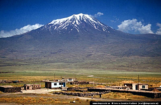 Hora Ararat z turecké strany poblíž Doğubayazıt (Turecko)