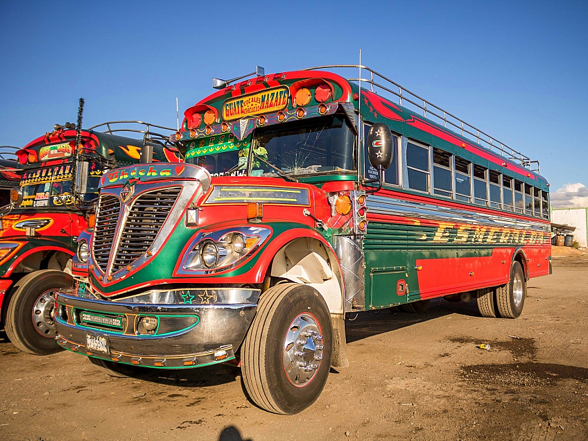 Vymalované autobusy jsou typické pro celou Střední Ameriku (Guatemala)