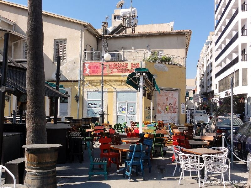 Bar v centru Larnaky (Kypr)