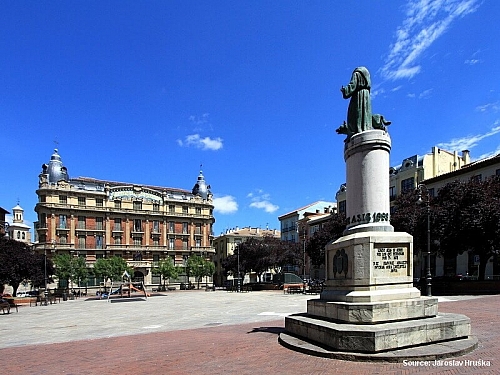 Pamplona připomíná tradici býčích zápasů