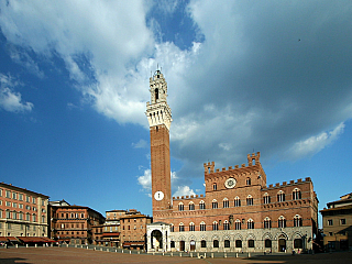 Náměstí a radnice v toskánském městě Siena (Itálie)