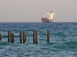 Na promenádě v Lemesosu můžete pozorovat lodě (Kypr)