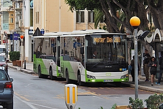 Dnes již na Maltě potkáte jen moderní autobusy (Mosta – Malta)