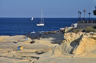 Pláže ve Sliema tvoří ploché skalisko (Malta)