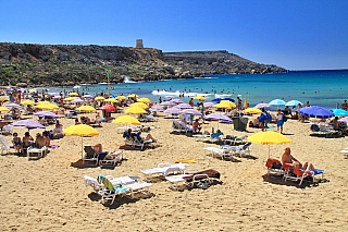 Nejkrásnější pláží je Golden Bay (Malta)