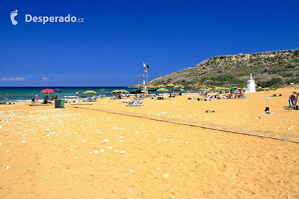 Písečná pláž Ramla Bay na ostrově Gozo (Malta)