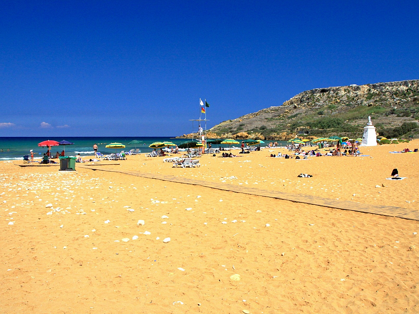 Písečná pláž Ramla Bay na ostrově Gozo (Malta)