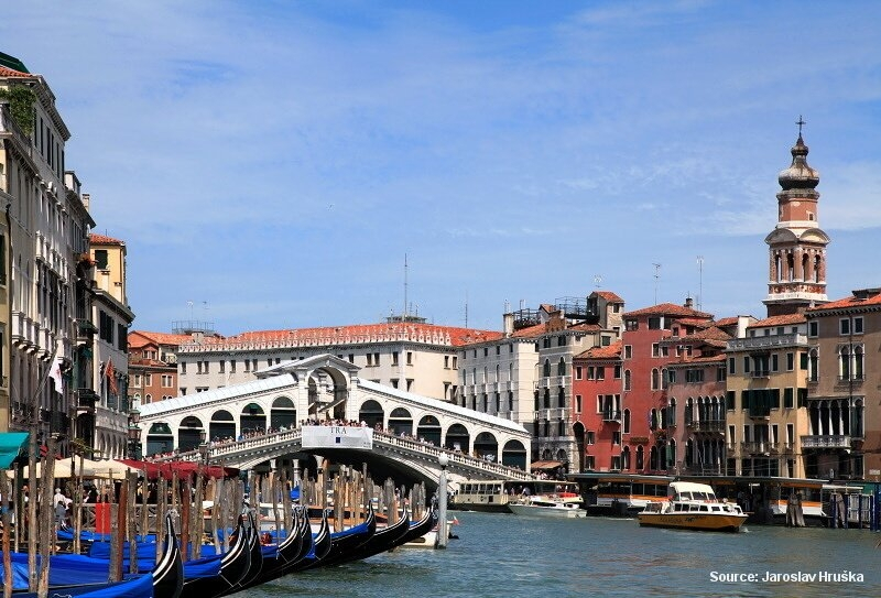 Most Rialto v Benátkách (Itálie)