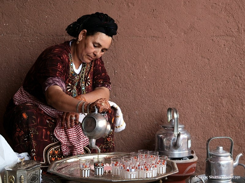Berberská žena připravuje čaj (Alžírsko)