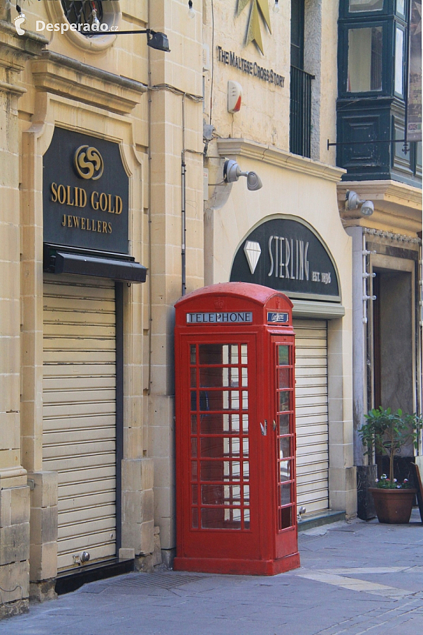 Telefonní budka, odkaz britské koloniální nadvlády (Valletta - Malta)