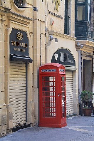 Telefonní budka, odkaz britské koloniální nadvlády (Valletta - Malta)