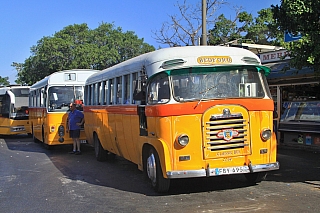 Symbolem Malty byly staré autobusy (Valletta - Malta)