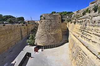Valletta má dodnes mohutné opevnění (Malta)