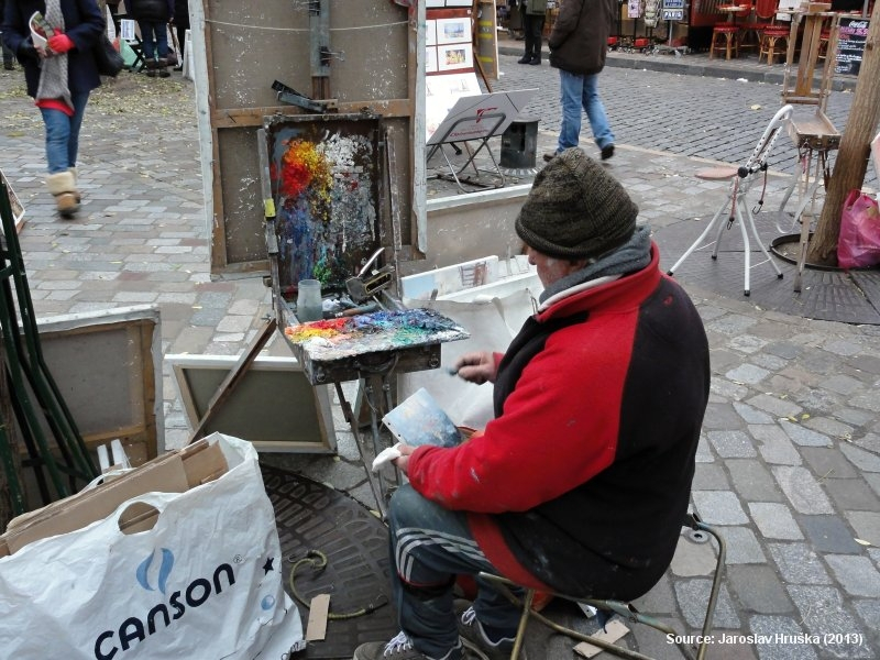 Malíř ve čtvrti Montmartre v Paříži (Francie)