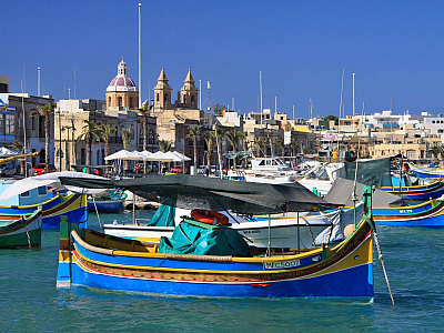 Lodě luzzu v přístavu Marsaxlokk (Malta)