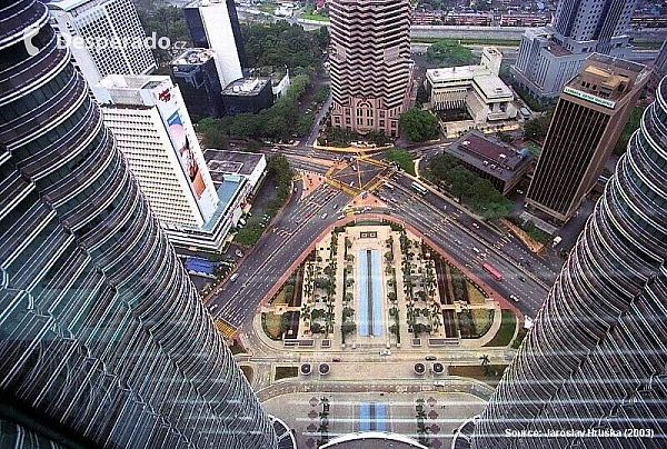 Petronas Twin Towers v Kuala Lumpur (Malajsie)