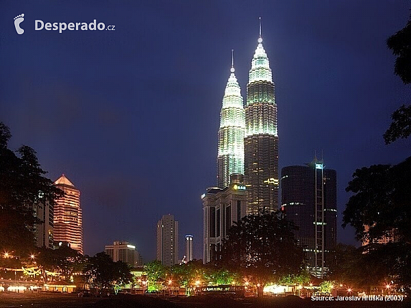 Petronas Twin Towers v Kuala Lumpur (Malajsie)