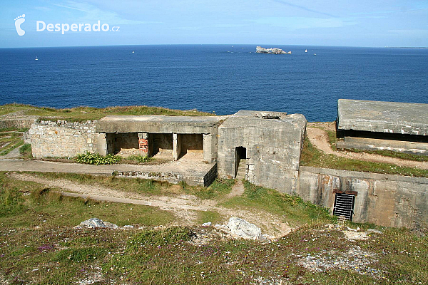 Bunkr a dělo na Pointe de Penhir (Bretaň - Francie)