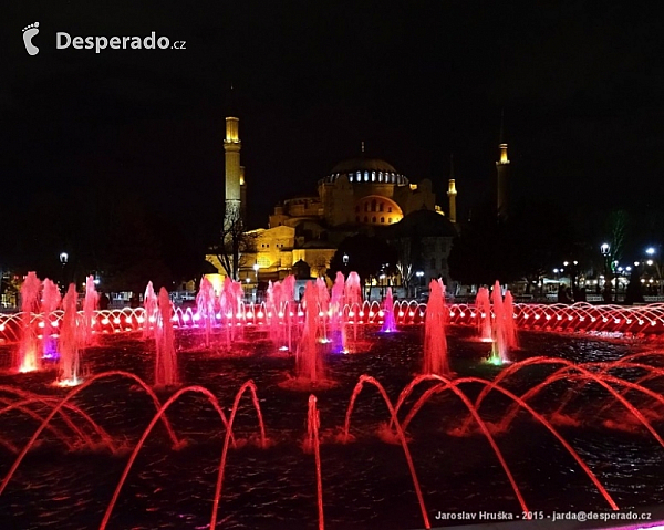 Vodotrysk u chrámu Hagia Sofia v centru Istanbulu (Turecko)