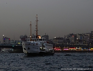 Večerní přístaviště lodí v Istanbulu (Turecko)