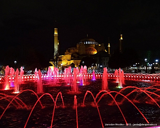 Vodotrysk u chrámu Hagia Sofia v centru Istanbulu (Turecko)